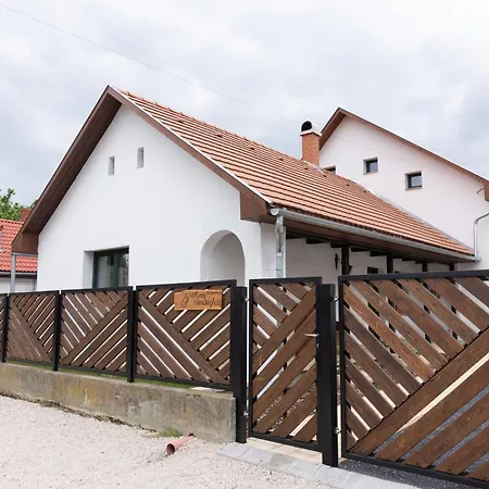 Valyog Vendeghaz * Balatonendréd