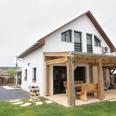 Valyog Vendeghaz 公寓 *