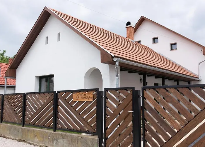 Valyog Vendeghaz * Balatonendréd